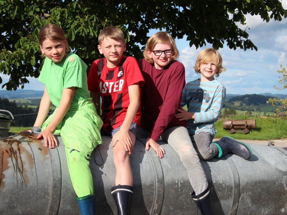 Kinder auf dem Weidefass