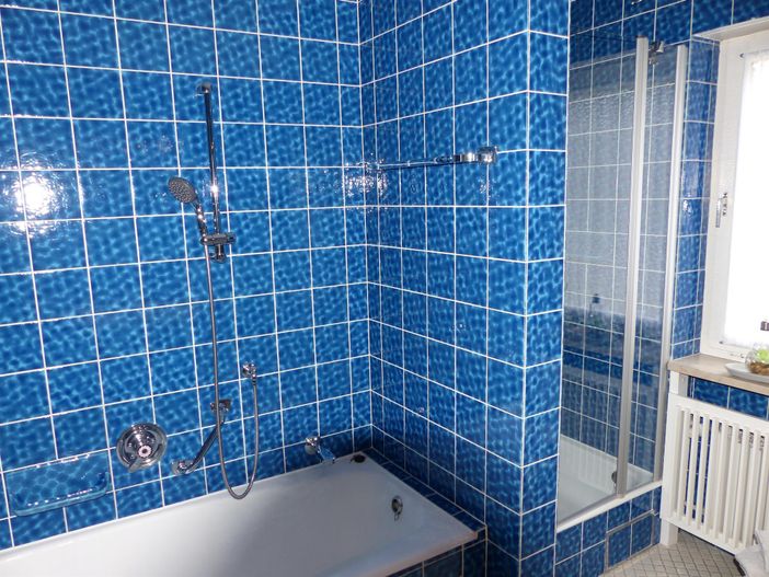 Bad mit Wanne und Dusche