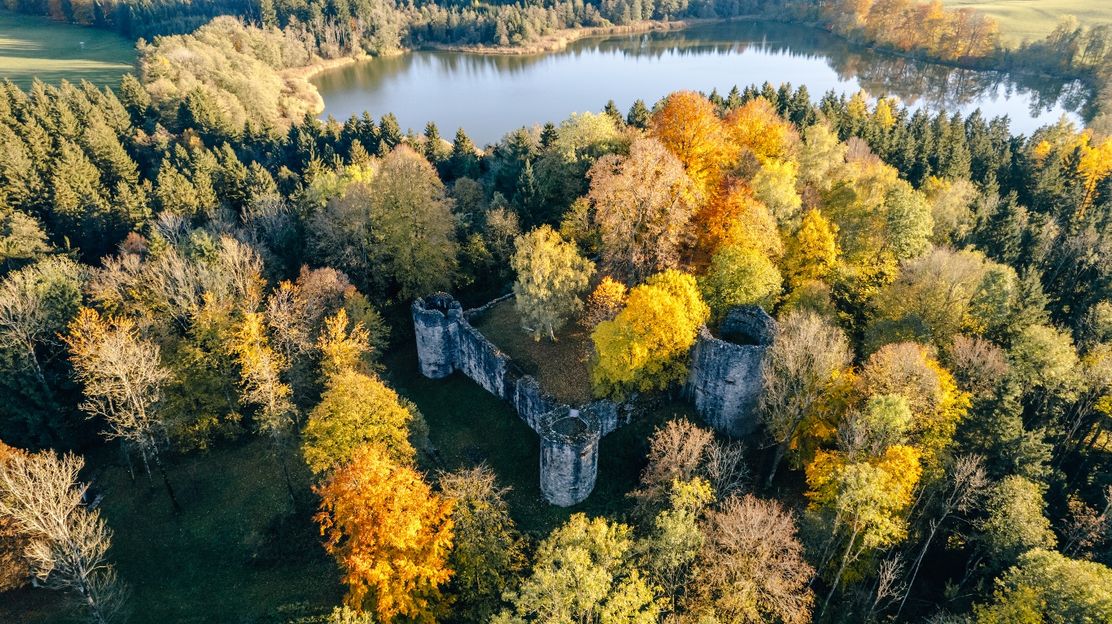 Burgruine Ratzenried von oben im bunten Herbstkleid