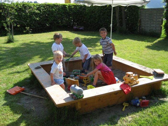 Im Sandkasten werden so manche Freundschaften geschlossen