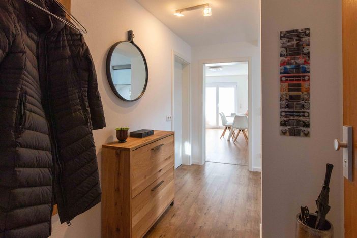 Offene Garderobe und geschlossenen Schuhschr