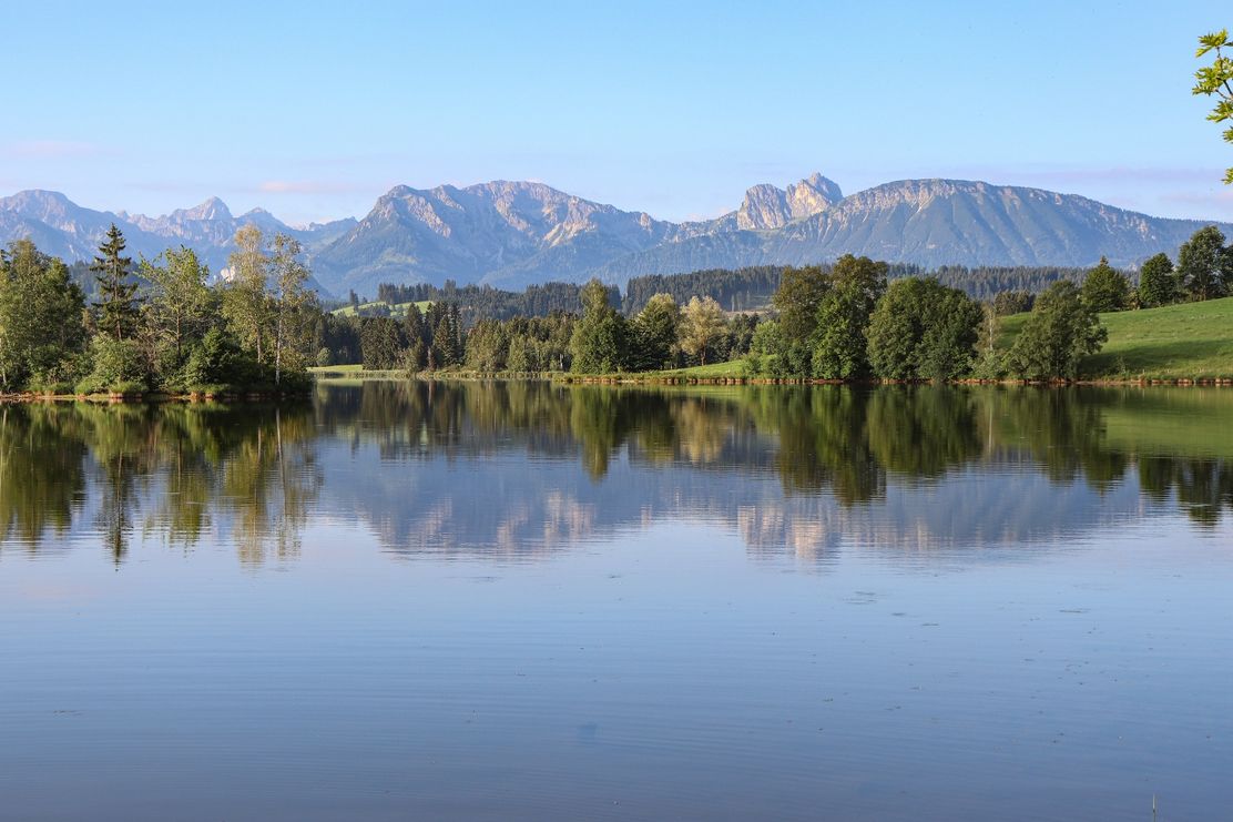 Schwaltenweiher mit Bergblick