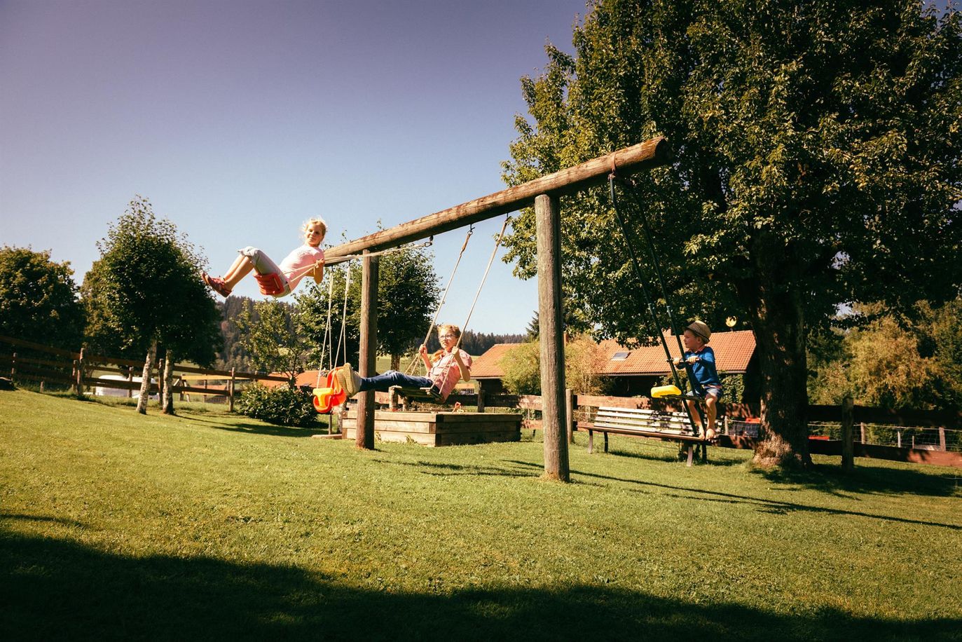 Unser Garten mit Sandkasten und Schaukel