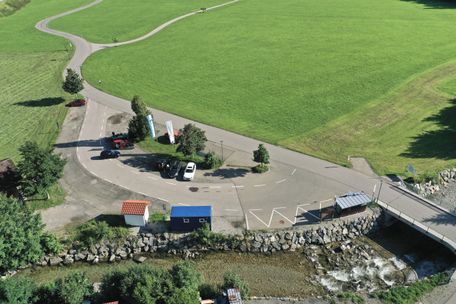Der gebührenpflichtige Parkplatz befindet sich am östlichen Ortsende von Unterjoch.