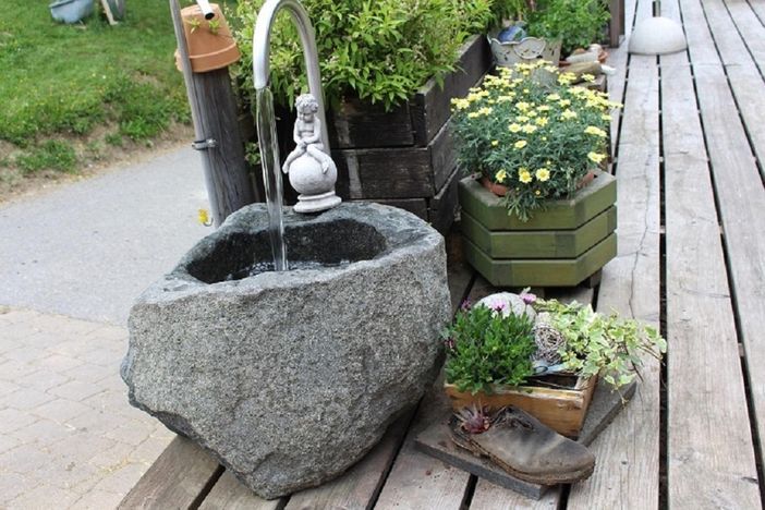 Terrasse mit Brunnengeplätzscher