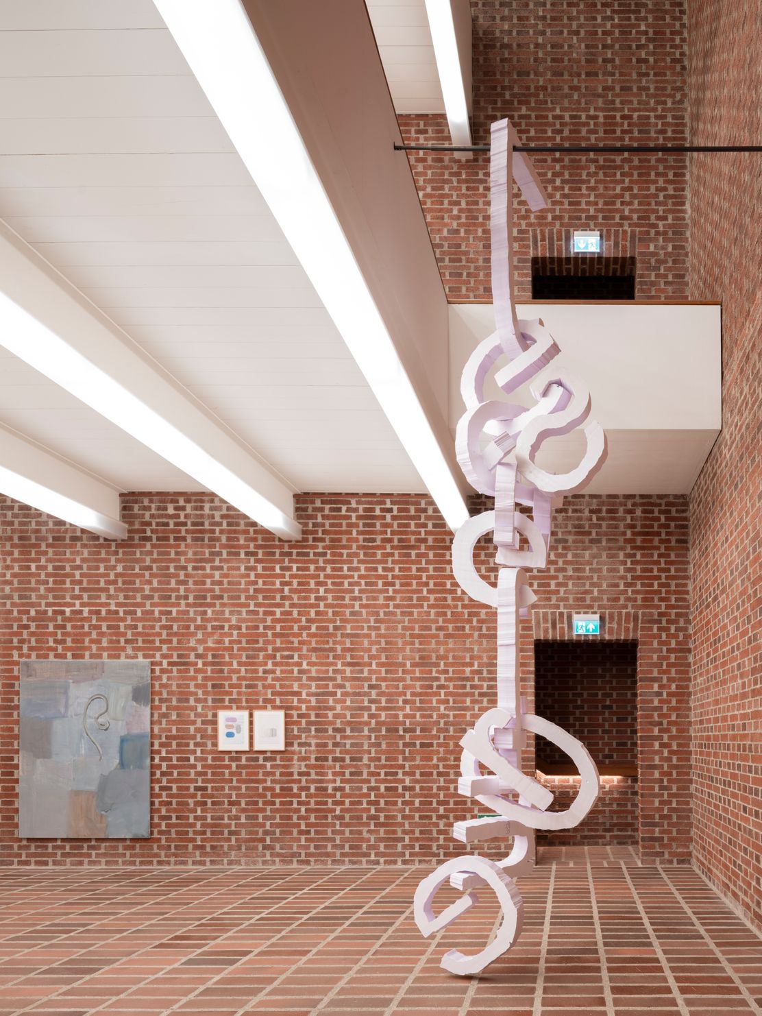 KH_HausBesuch 2026_Ausstellungsansicht Neubau UG SÜD_links Tobias Buckel_Groteske_Kartusche_Kartuschen_ rechts Nina Laaf_Jesuis en frome –Insitu_Fotografin Célia Uhalde
