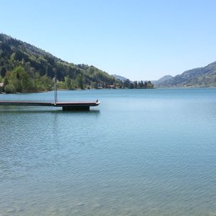 Blick auf den Alpsee, im Hntergrund ein Steg