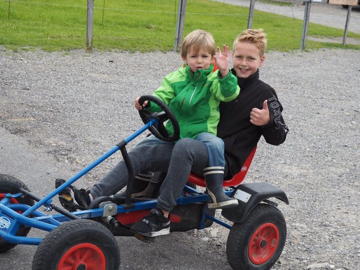 Tretfahrzeuge warten auf die Kinder