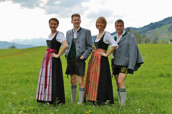 Familie Bach hinterm Haus
