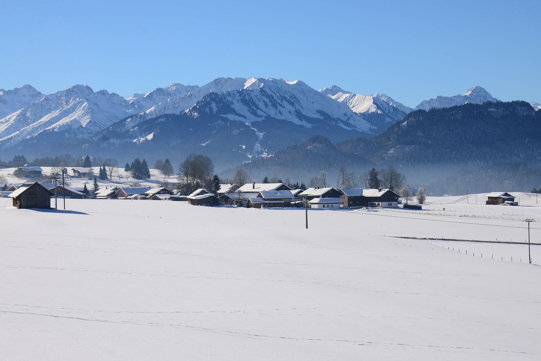 Winter bei Hinang mit Blick auf die Allgäuer Hochalpen
