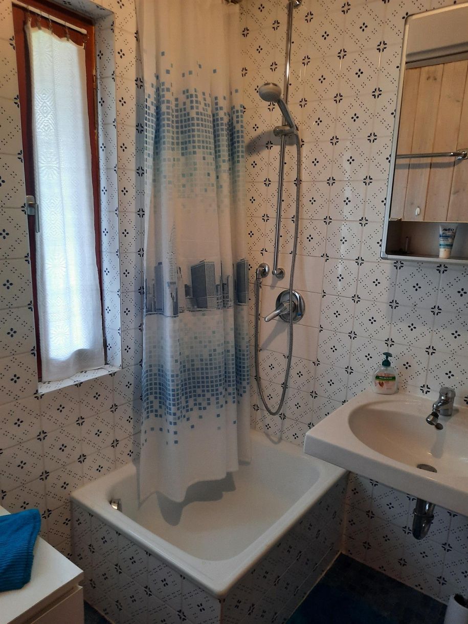 Eigenes Bad mit Dusche & WC