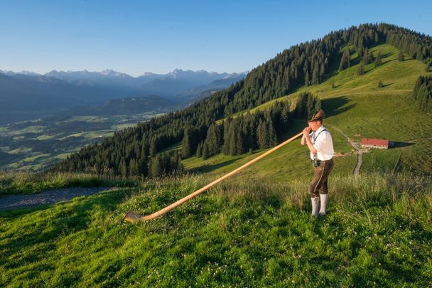 Alphornspieler auf dem Ofterschwanger Horn in den Allgäuer Hörnerdörfern