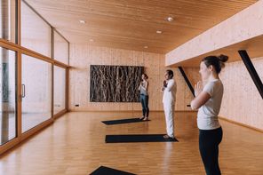 naturhotel_chesa_valisa_seminarraum_yoga_gruppe