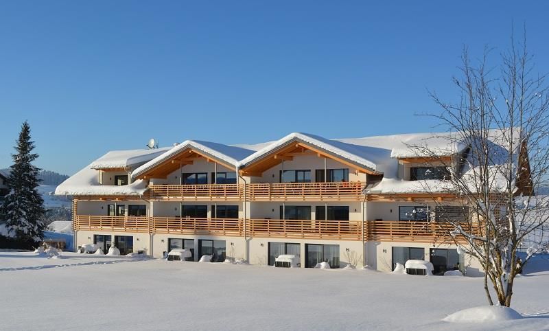 Die Bergsonne in der Winter Sonne