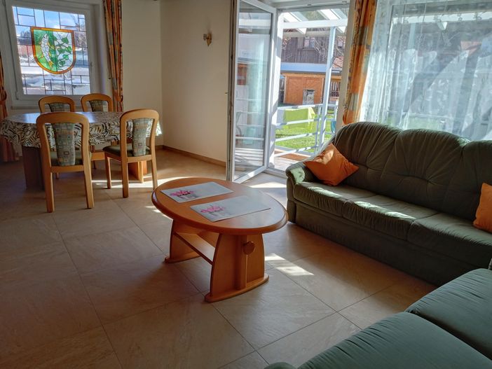 Wohnzimmer mit Balkon