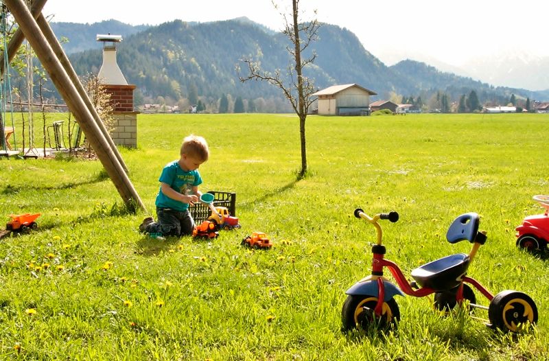 Bei uns ist viel Platz ums Haus zum Spielen und Toben