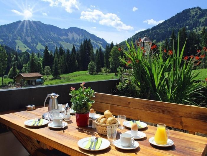 Fruehstueckstisch_Terrasse_1024x768