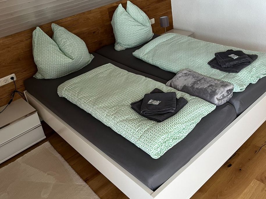 Schlafzimmer 1, Bett 180x200 cm