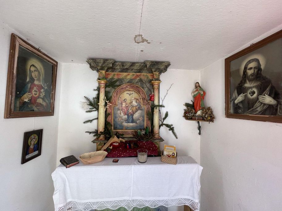 Altar mit Krippe in der Adventszeit