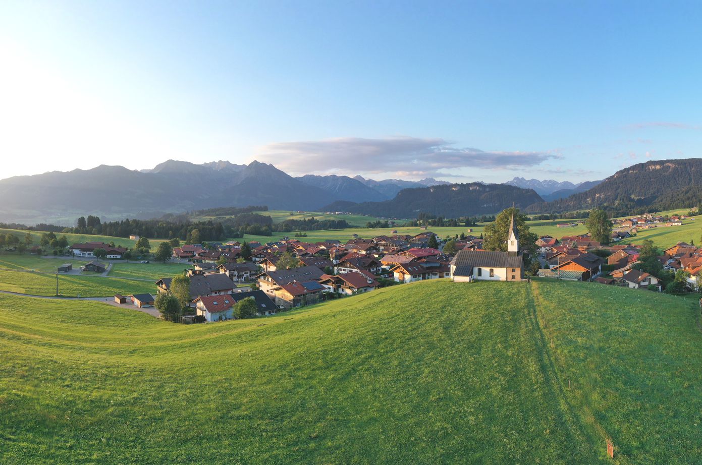 Aussicht auf Bolsterlang im Allgäu im Sommer