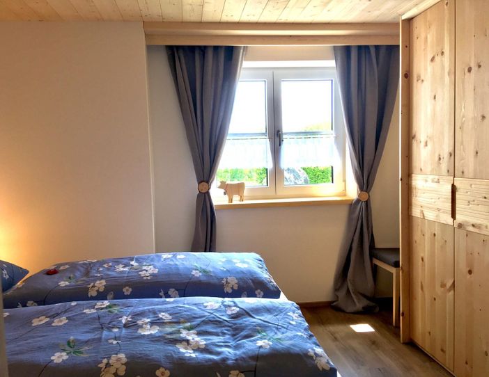 Fewo. Sunnesidde Schlafzimmer mit Zirbenholzmöbel