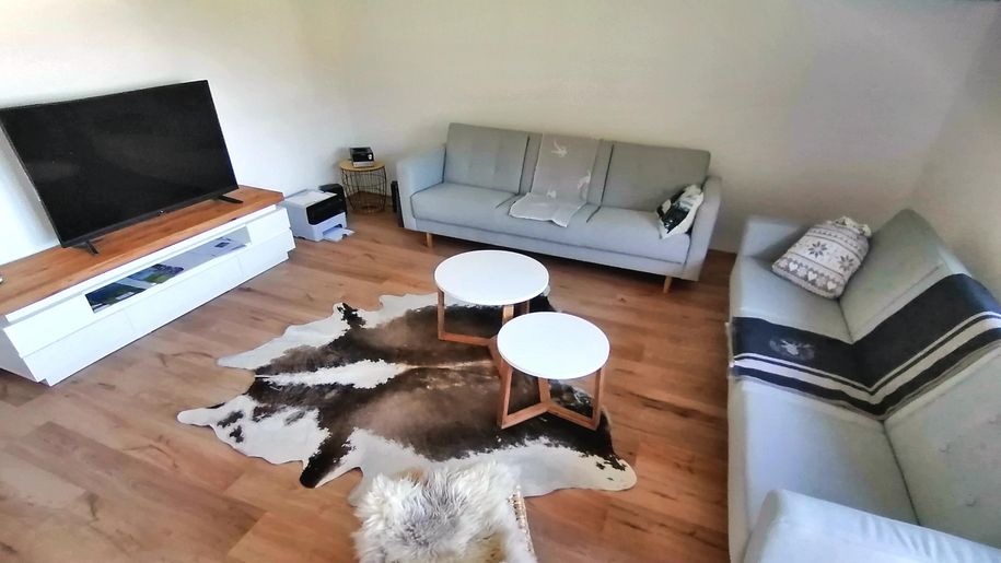 Wohnzimmer mit Smart-TV und 2 Sofas