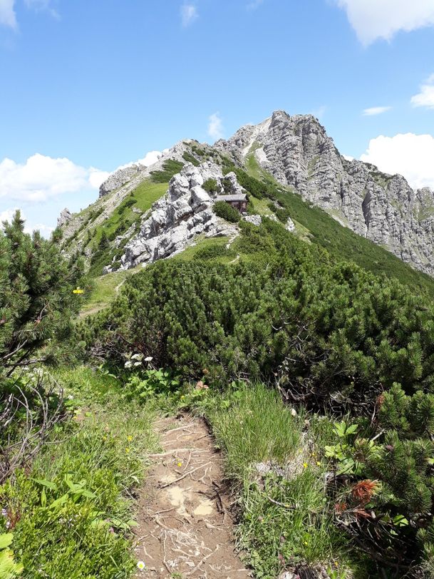 Bergwachthütte vor dem Aufstieg zur Rohnenspitze
