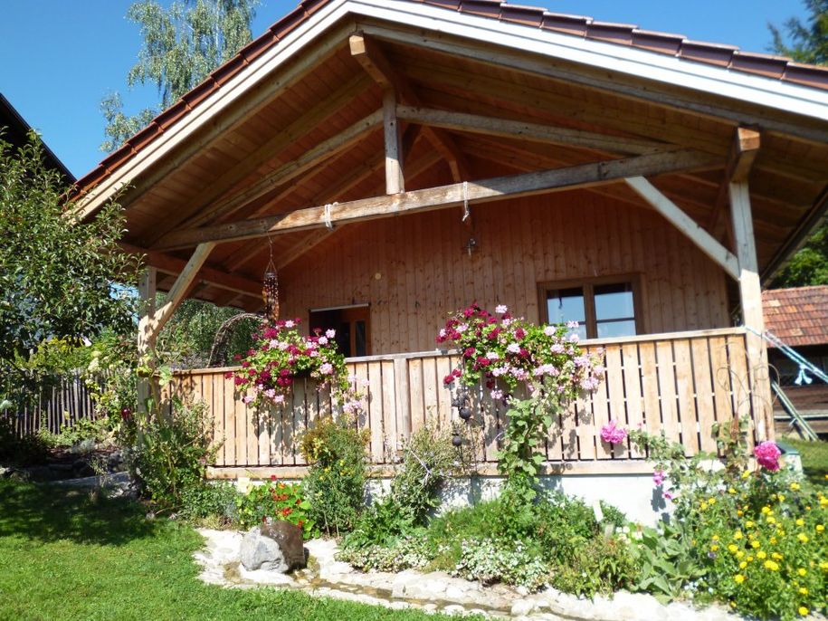 Gartenhaus mit Wasserlauf und großer Terrasse.