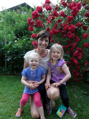 Gastgeberin Brigitte Jörg mit Enkel Sophia und Ann