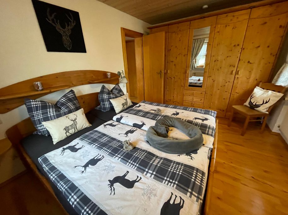 Schlafzimmer 1