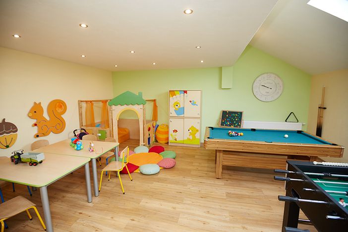 Spielzimmer mit Kicker und Billard
