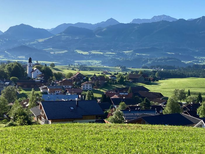 Blick auf Ofterschwang mit der schönen Kirche