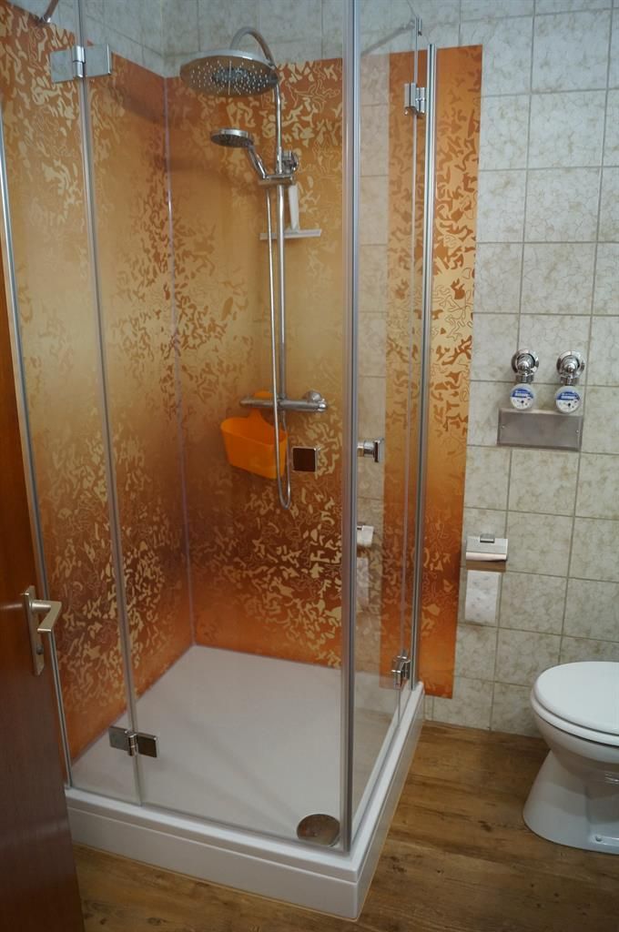 Badezimmer mit Regendusche