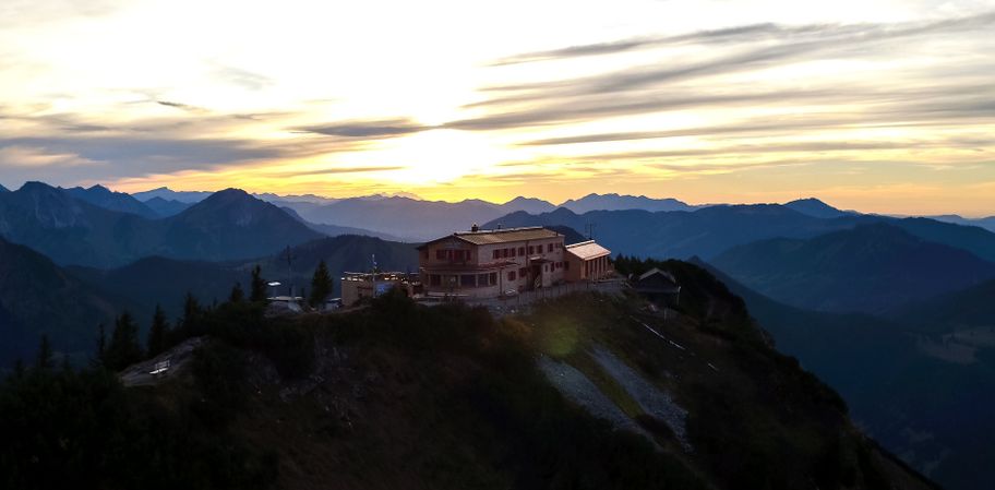 Die Ostlerhütte auf dem Kamm des Breitenbergs