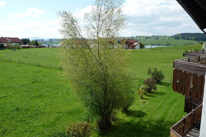 Seeblick vom sonnigen Balkon