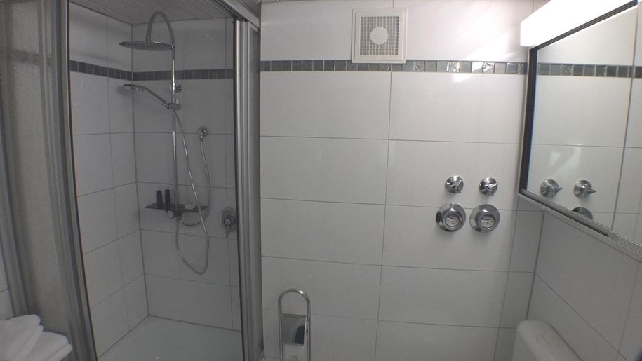 Bad mit Dusche/WC