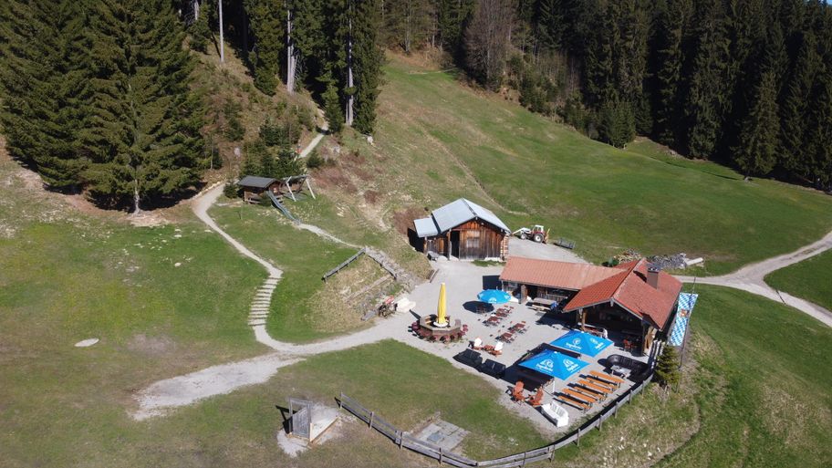 Terasse und umliegendes Grundstück