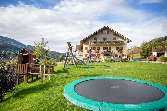 Unser Hof mit Spielplatz