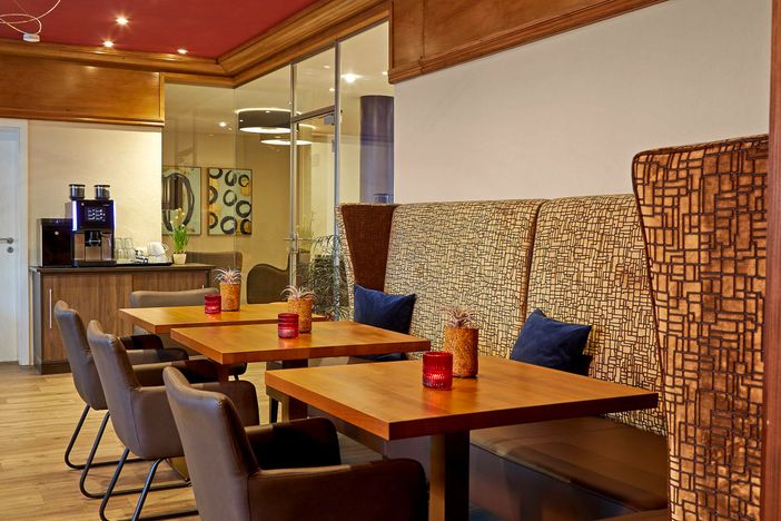 1. Restauarant mit Kaffeemaschine, Blick in Halle