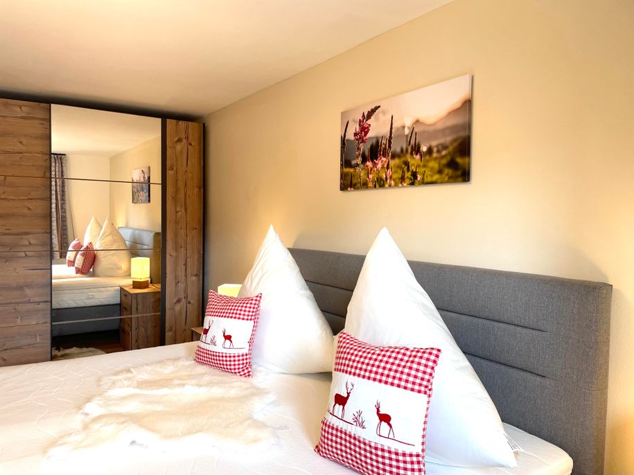 Wohnung Sonnenschein Schlafzimmer mit großen Spieg