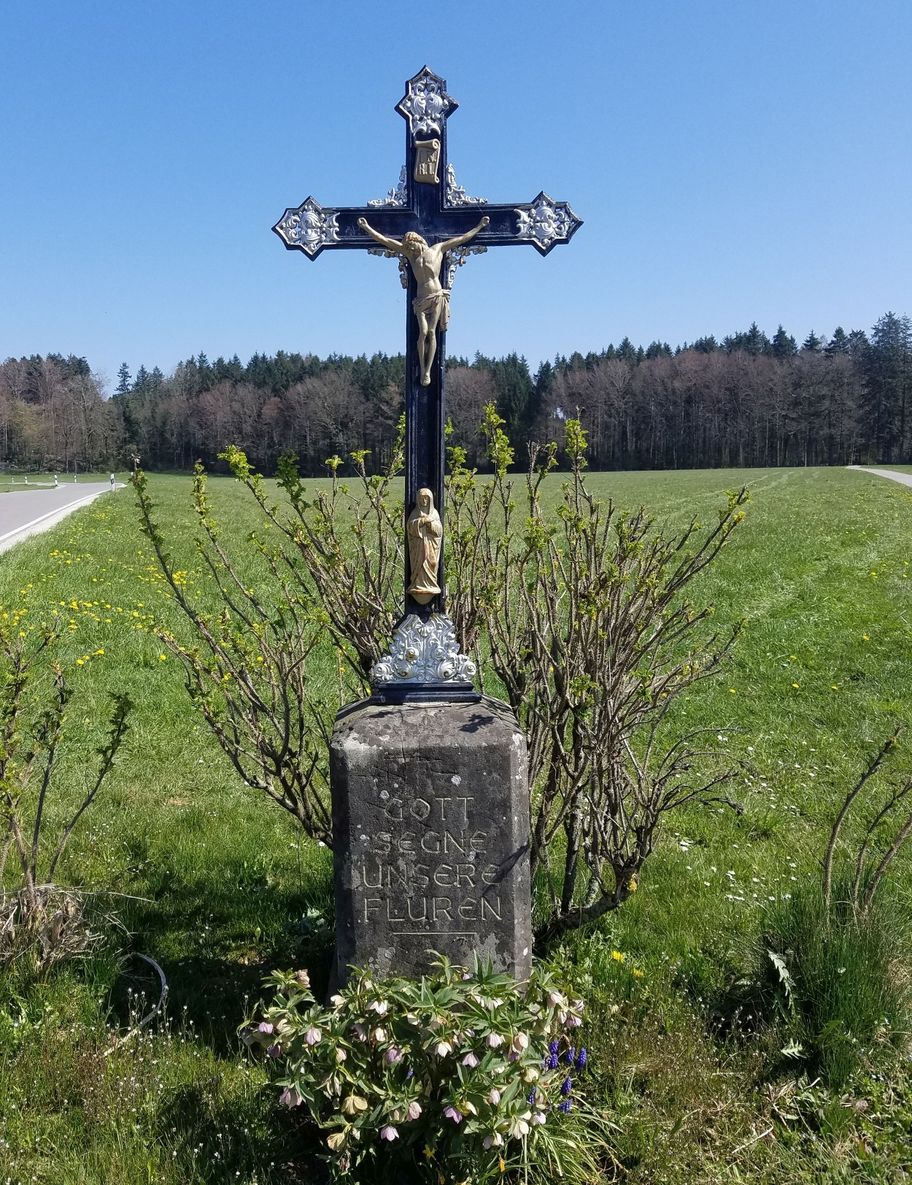 Ein Flurkreuz ziert den Weg