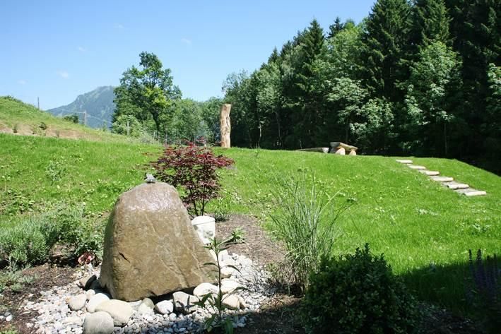 Quelllstein im Gartenbereich