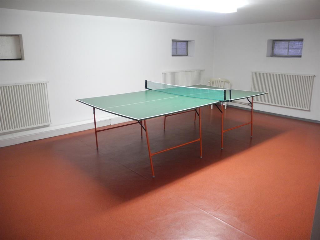 Freizeitraum mit Tischtennisplatte