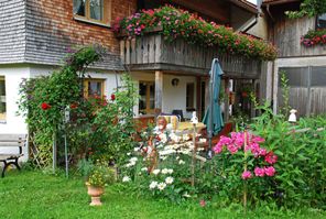 Liegewiese und Terrasse