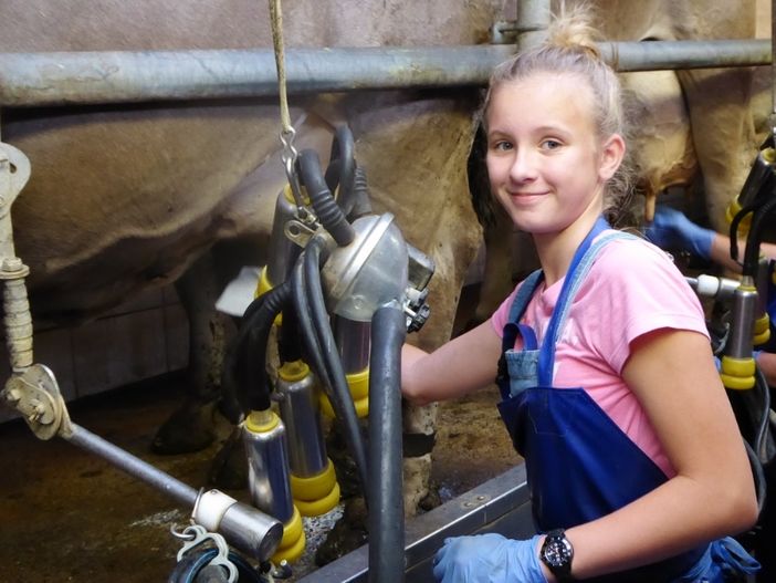 Bei der Stallarbeit kannst du gerne mithelfen.