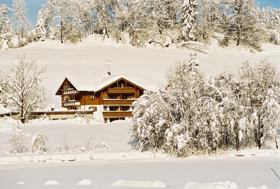 Hausansicht mit Eibele-See im Winter