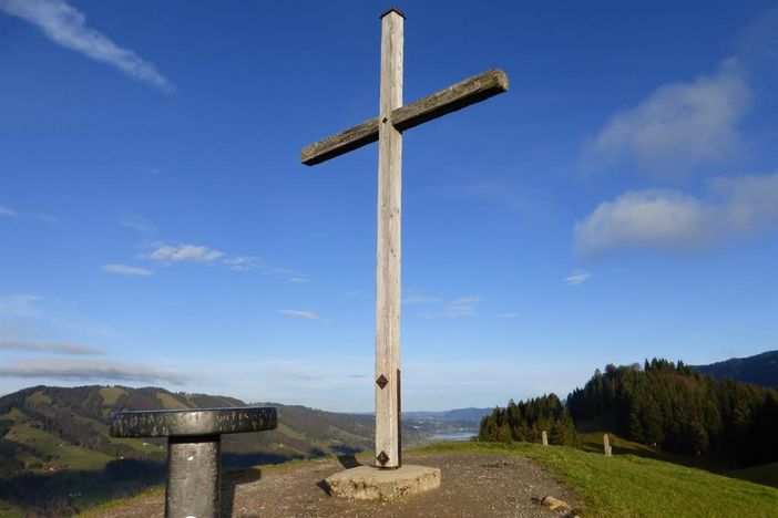 Gipfelkreuz Hündle mit Blick zum Alpsee