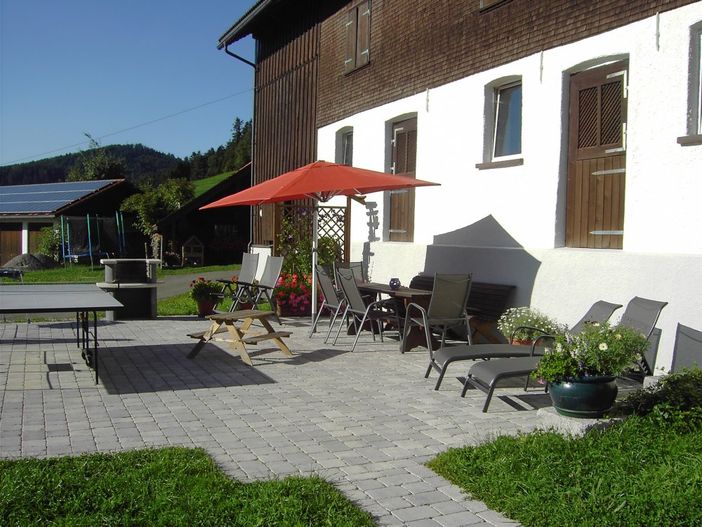 Terrasse mit Tischtennis und Grill