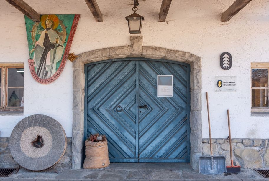 Holztor zur mit Mahlstein an der Tannenmühle.