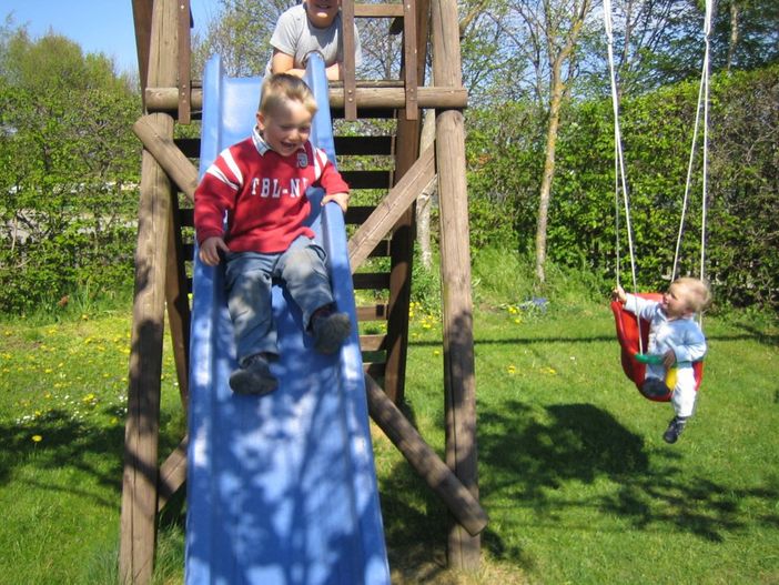 Unser Spielplatz mit viel Platz zum Spielen und Toben